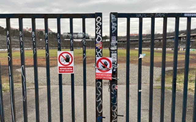 V Brně zakázali radním vstup na stadion. Lužánky developerům nedáme, burcuje fotbalista Švancara