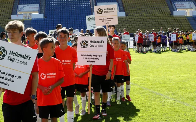 Fotbalový turnaj pro české školy hlásí rekordní zájem a nově zapojuje i malotřídní školy.
