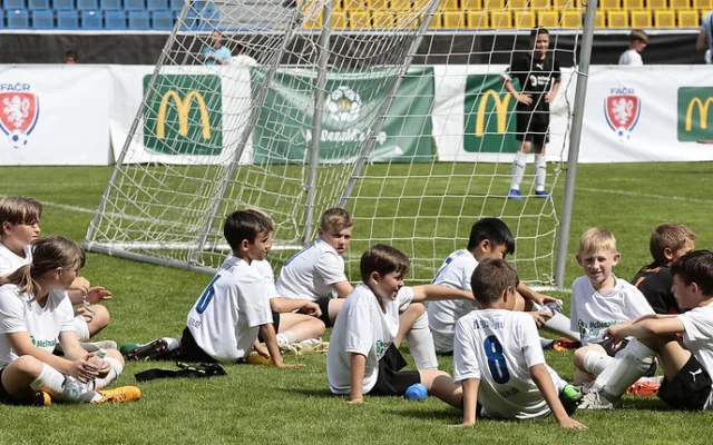 Fotbalový turnaj pro české školy hlásí rekordní zájem a nově zapojuje i malotřídní školy.