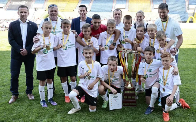 Fotbalový turnaj pro české školy hlásí rekordní zájem a nově zapojuje i malotřídní školy.