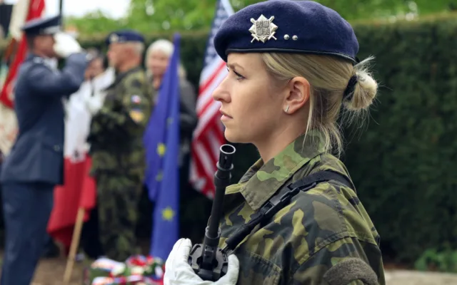 Z charity do armády. Strakonická vojákyně manipuluje s těžkými raketami