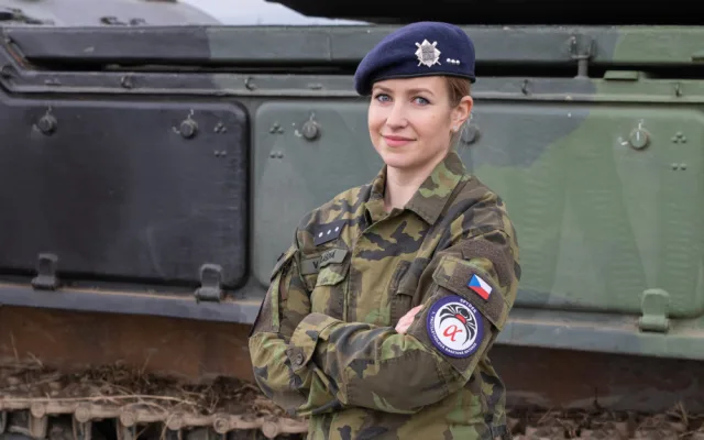 Z charity do armády. Strakonická vojákyně manipuluje s těžkými raketami