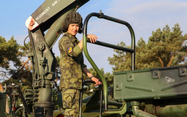 Z charity do armády. Strakonická vojákyně manipuluje s těžkými raketami
