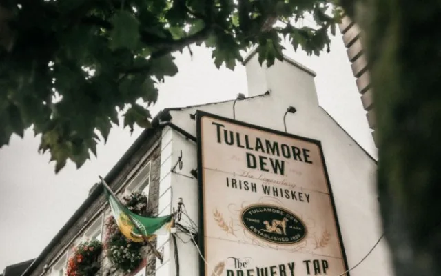Nejstarší pub v Evropě, strašidelný hrad a hlavní město irské whiskey. To vše je Tullamore