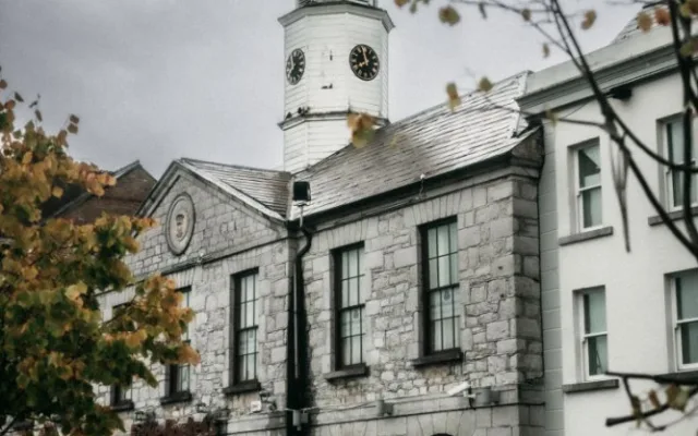 Nejstarší pub v Evropě, strašidelný hrad a hlavní město irské whiskey. To vše je Tullamore