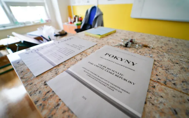 Druhý den voleb začíná. Lidé si volí nové krajské zastupitele i senátory.