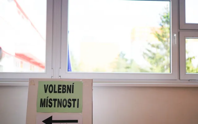 VOLBY 2024: Lidé začali vybírat krajské zastupitele a senátory. Volební místnosti se otevřely