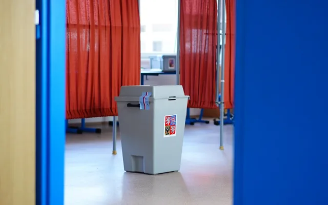 VOLBY 2024: Lidé začali vybírat krajské zastupitele a senátory. Volební místnosti se otevřely