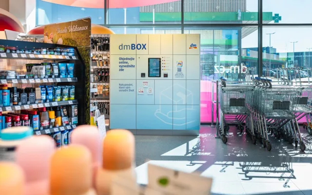 V prvních prodejnách dm byly instalovány dm boxy, které slouží k vyzvednutí zboží objednaného online.
