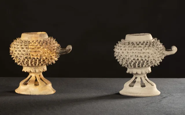 Originál a nedokončená kopie poháru z hradu Křivoklát, který pochází ze spáleniště z roku 1421.