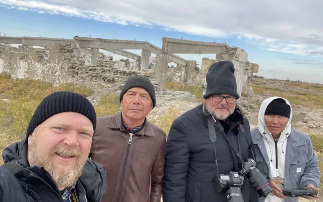 Expediční tým - Štěpán Černoušek, Turganbek Alanijazov, Pavel Vařeka a Akžol Dosnazarov (zleva) u jednoho z bývalých táborů Stěplagu