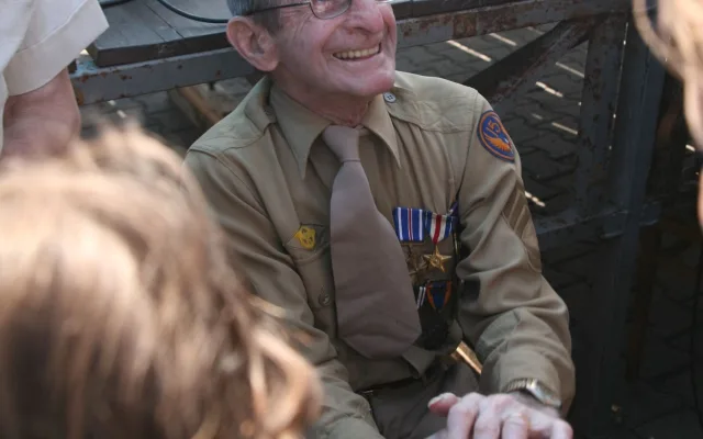 Raymond A. Noury při odhalení pomníku v Dubči v roce 2009