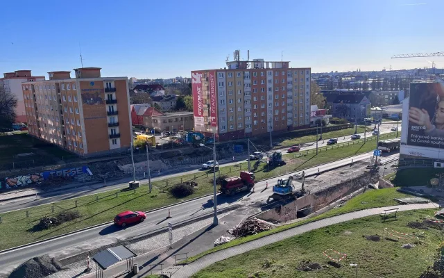 VIDEO: Skákající skleničky a prasklé akvárium. Při stavbě nové lávky se otřásá celý panelák