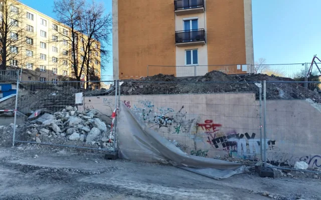 VIDEO: Skákající skleničky a prasklé akvárium. Při stavbě nové lávky se otřásá celý panelák