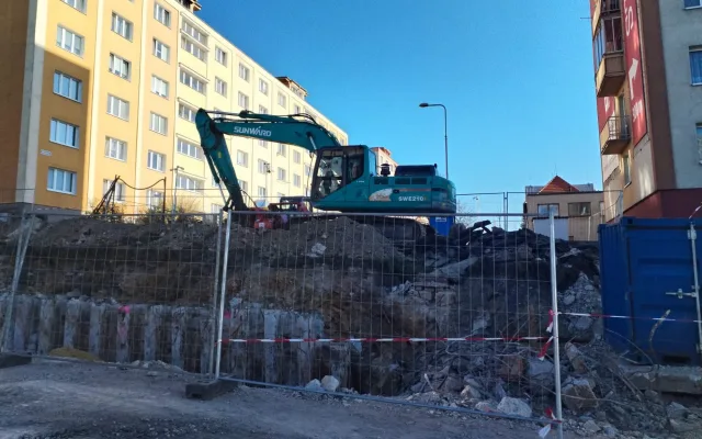 VIDEO: Skákající skleničky a prasklé akvárium. Při stavbě nové lávky se otřásá celý panelák