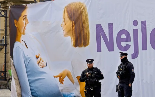 FOTO: Pískot i zásah policie. Pochod pro život v Praze opět rozvířil emoce