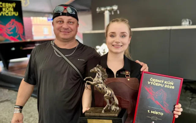 Jana Engelmannová s vítěznou trofejí a svým otcem Pavlem Kotasem, autor Martin Procházka