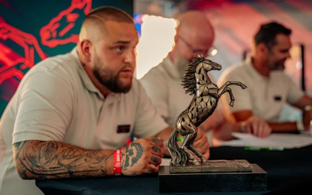 Porotci se radí, komu připadne vítězná trofej, autor Václav Kohelka