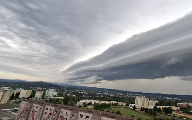 Impozantní shelf cloud bylo možné vidět i v Libereckém kraji