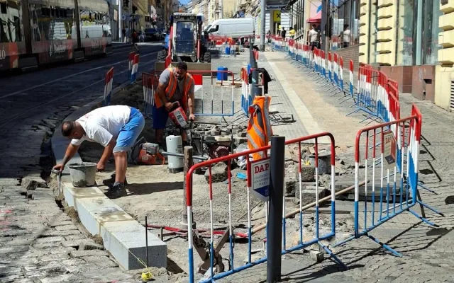 Na Strossmayerově náměstí upravují přechody, budou bezbariérové. Semafory ale nevrátí
