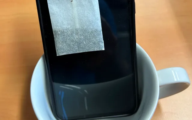 Telefon si řekl o pomoc. Po pádu do čaje spustil tísňové volání a přivolal policii