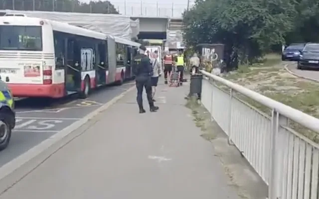 Autobus se v Praze střetl s autem, cestující se zranili při prudkém brzdění