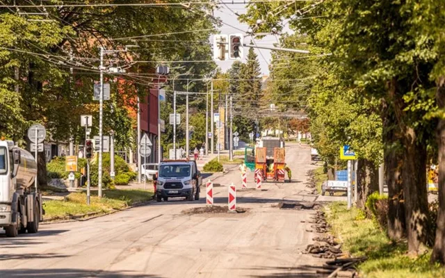 Komplikace na silnicích v Jihlavě: Uzavírka v Brněnské i v Žižkově se prodlouží
