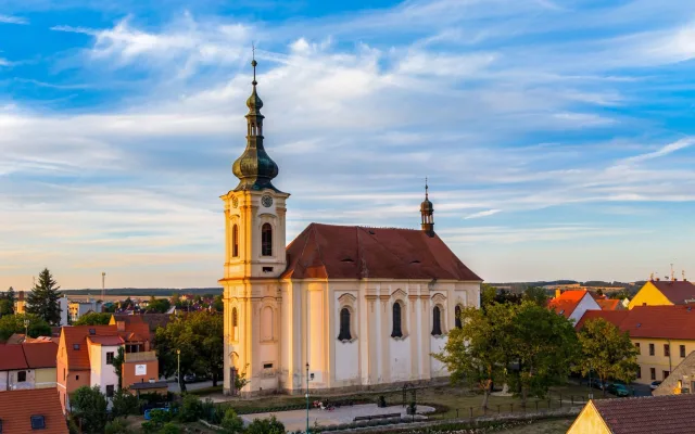 Náš kostel je již opravdu náš, radují se v Touškově. Spolu s ním převzali i zahradu
