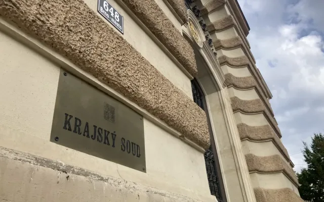 Muž z Brna popálil miminko cigaretou. Matka zranění několik dní neřešila