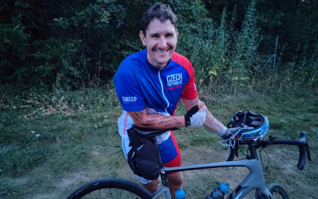Voják ujel 315 kilometrů pro kamaráda, který se znovu učí mluvit a chodit