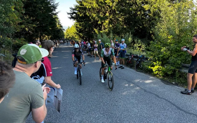 Tady jsou snad všichni. Lidé na Ještědu fandili pelotonu Czech Tour
