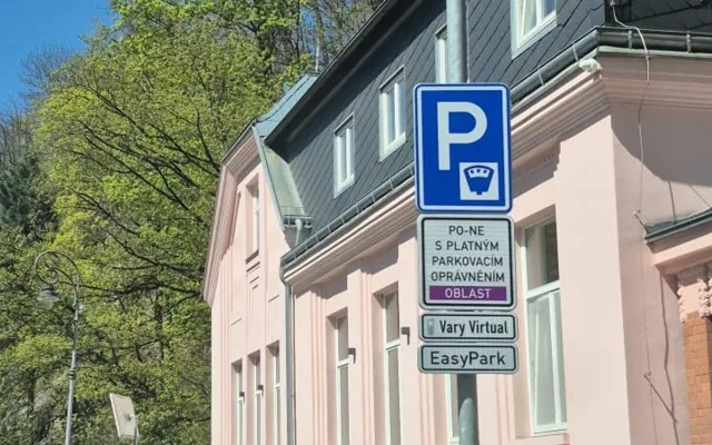 Hodinu parkování zdarma v Tuhnicích rozšíří Karlovy Vary do dalších ulic