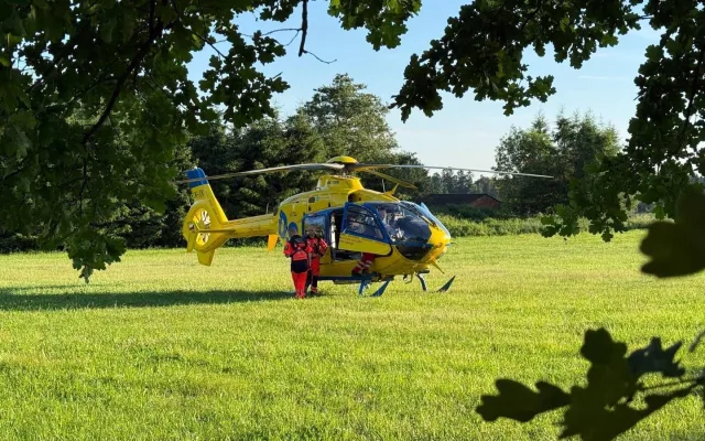 Vážná nehoda na letním festivalu. Auto přejelo ženu, která spala pod širákem