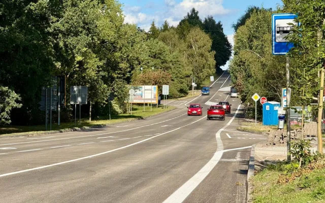 Brněnská ulice je opět otevřená, přibyl v ní jízdní pruh pro autobusy