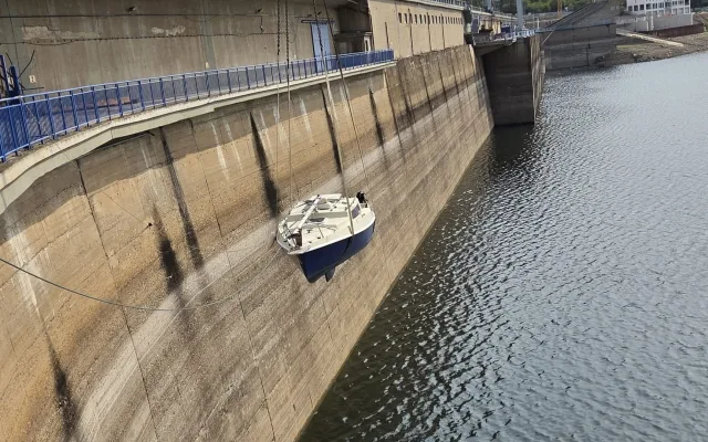 Povodí Vltavy pomáhá kvůli suchu vytahovat lodě z Orlíku a Slap, zájem je malý