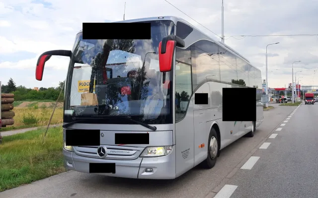 Řidič vezl děti na hokejový zápas. Hazardoval jízdou bez povinných přestávek
