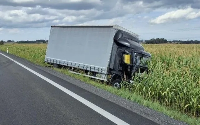 Řidička kamionu nezvládla u Knyku řízení, vyjela do pole s kukuřicí