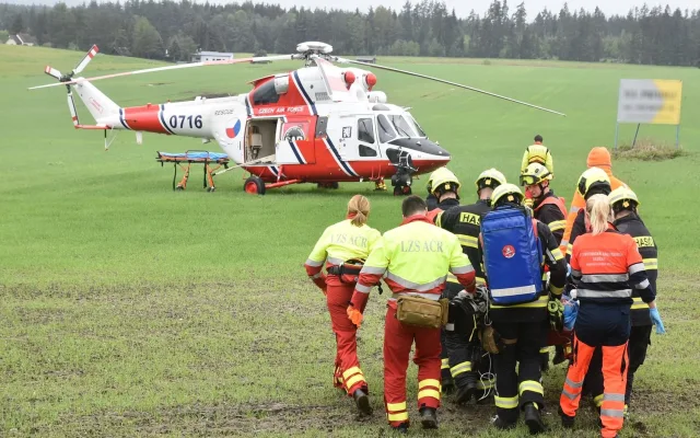 Holčička se popálila na akci pro děti. Do nemocnice ji transportoval vrtulník