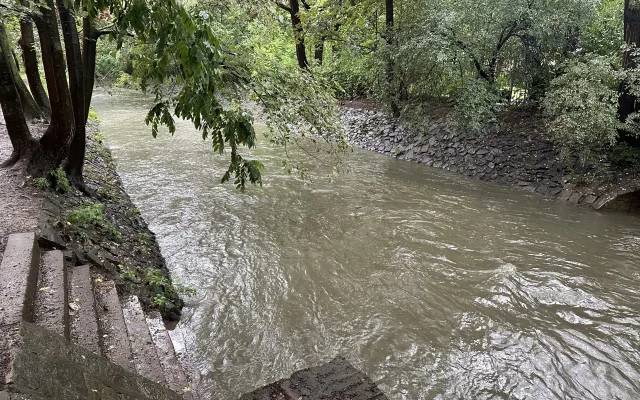 Předpověď se naplnila, Botič byl po vydatných deštích na prvním povodňovém stupni