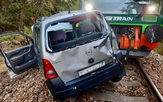 Vlak se na Prachaticku střetl s autem. Zraněnou seniorku do nemocnice transportoval vrtulník