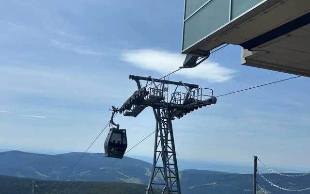 Vítr ráno zastavil horní úsek lanovky na Sněžku, dopoledne se rozjel