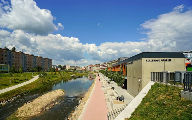 Kdo rozvoní náplavku? Město hledá provozovatele kavárny na Rullerově nábřeží