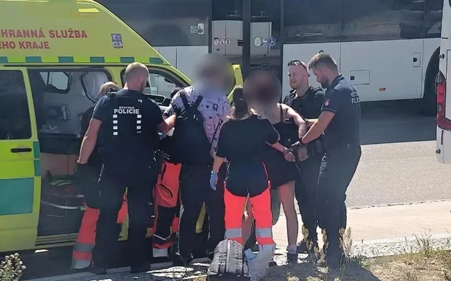 Jízda načerno skončila žiletkou. Žena se po odhalení chtěla pořezat