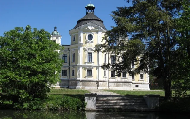 Zámek na golfovém hřišti. Barokní skvost v Kravařích změnila válka i 90. léta
