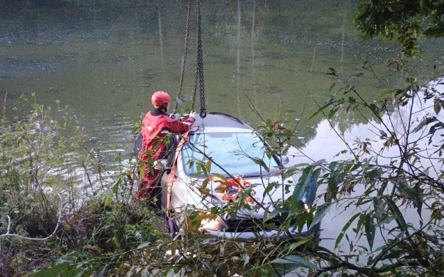 Na Třeboňsku Auto sjelo auto do rybníka. Hasiči ho vytáhli jeřábem