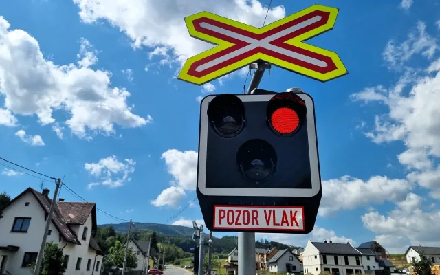 Policisté kontrolují rizikové železniční přejezdy: V Desné padaly pokuty