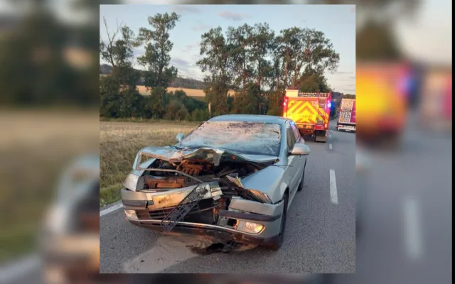 Na Třebíčsku se srazilo auto s traktorem. Jeden z řidičů musel do nemocnice