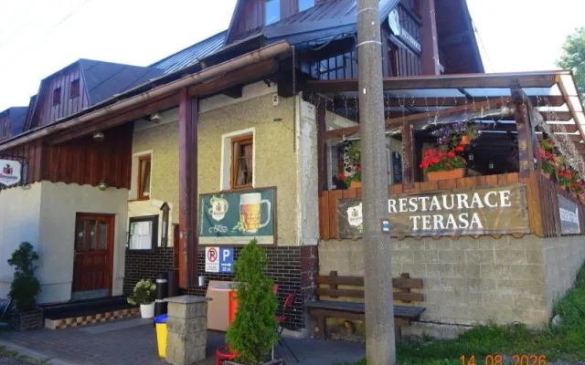 Špína, odpadky a hrozba škůdců. Inspekce v Kořenově zavřela část restaurace U Zvonku