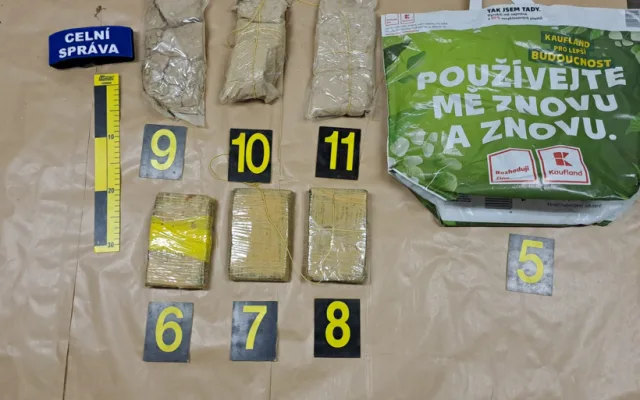 Liberečtí celníci rozprášili drogový gang. Zajistili kila heroinu a miliony