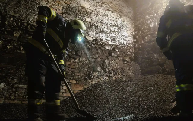Místo fitka dalo zabrat žhnoucí uhlí. Hasiči museli ručně přeložit 20,5 tuny